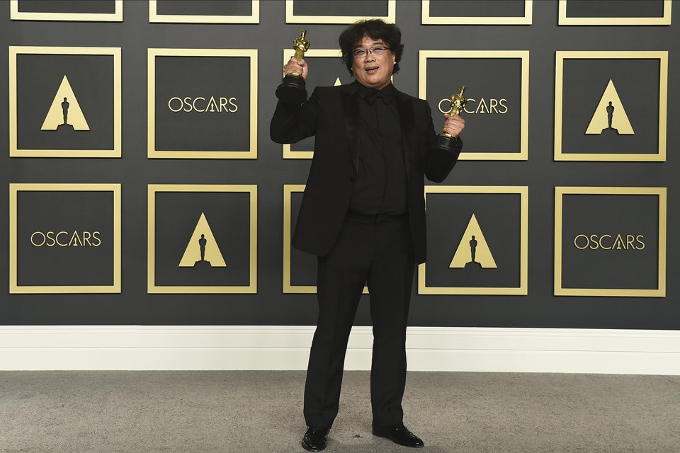 Bong Joon-ho posa con sus Oscars por 'Parásitos'