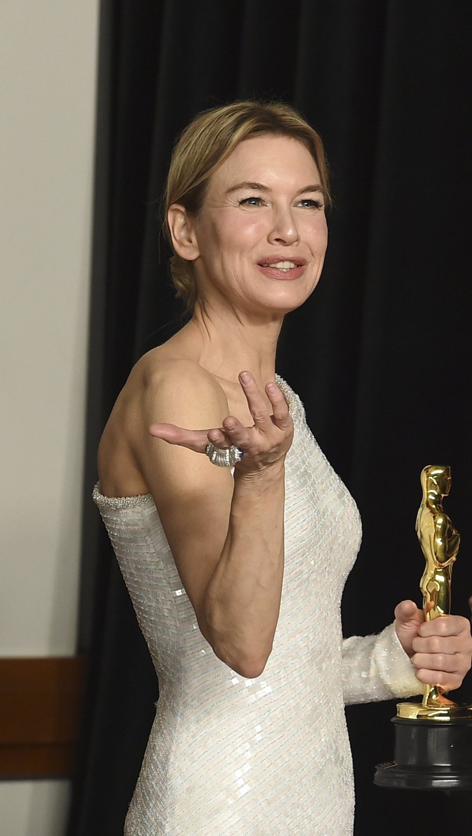 Renée Zellweger con su Oscar a Mejor Actriz por 'Judy'