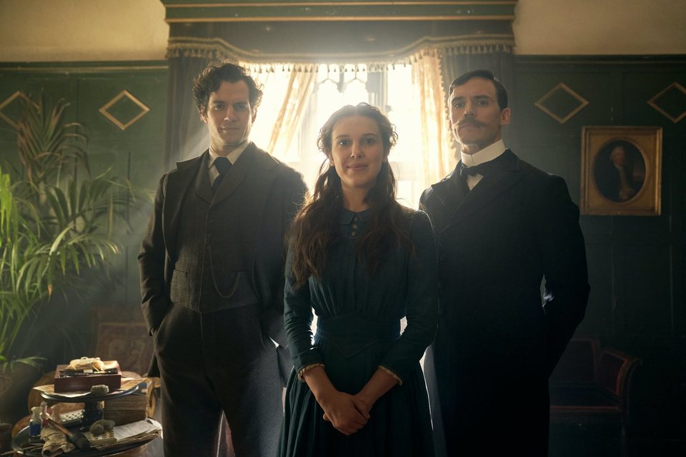 Millie Bobby Brown, Henry Cavill y Sam Clafin en 'Enola Holmes' 