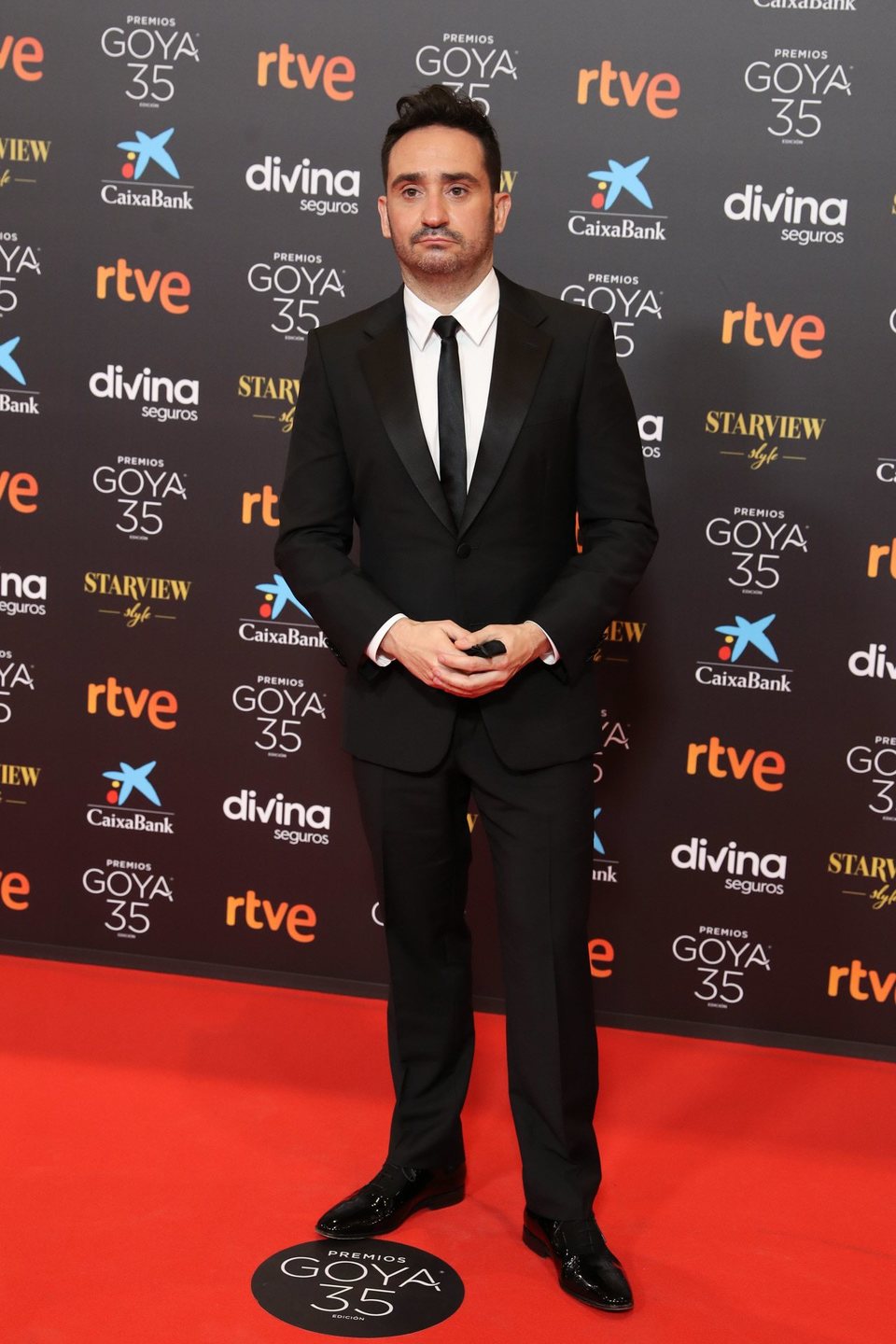 J.A. Bayona en la alfombra roja de los Goya 2021