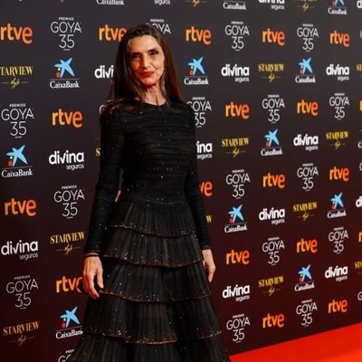 Ángela Molina en la alfombra roja de la 35 edición de los Premios Goya