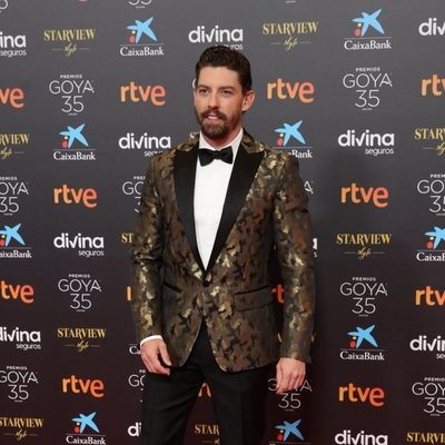 Adrián Lastra en la alfombra roja de la 35 edición de los Premios Goya