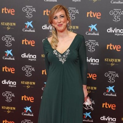 Ana MAría Ruiz en la alfombra roja de la 35 edición de los Premios Goya