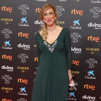 Ana MAría Ruiz en la alfombra roja de la 35 edición de los Premios Goya