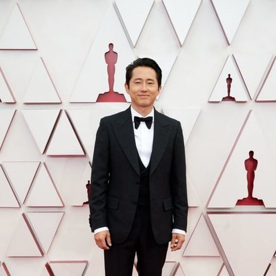 Steven Yeun en la alfombra roja de los Oscar 2021