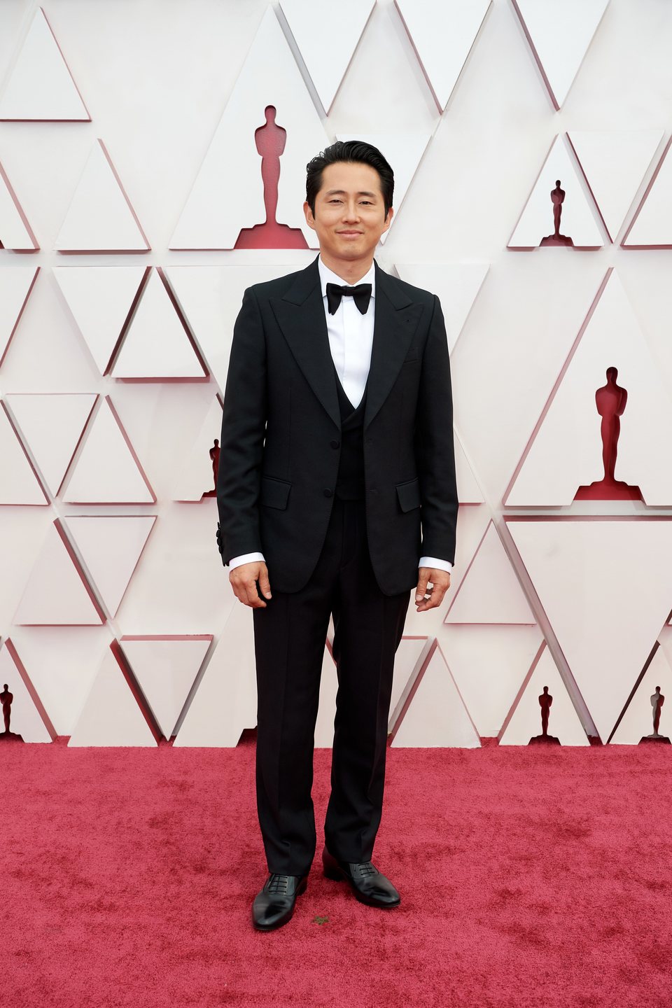 Steven Yeun en la alfombra roja de los Oscar 2021