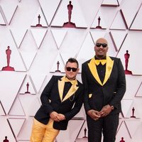 Martin Desmond Roe y Travon Free en la alfombra roja de los Oscar 2021