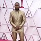 Leslie Odom Jr. en la alfombra roja de los Oscar 2021