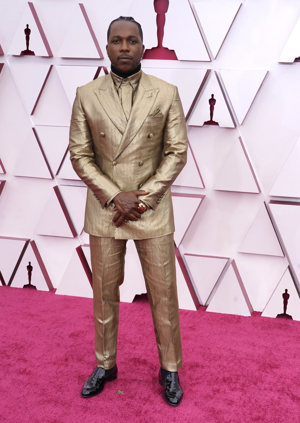 Leslie Odom Jr. en la alfombra roja de los Oscar 2021