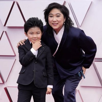 Alan Kim en la alfombra roja de los Oscar 2021