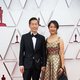 Lee Issac Chung y Valerie Chung en la alfombra roja de los Oscar 2021