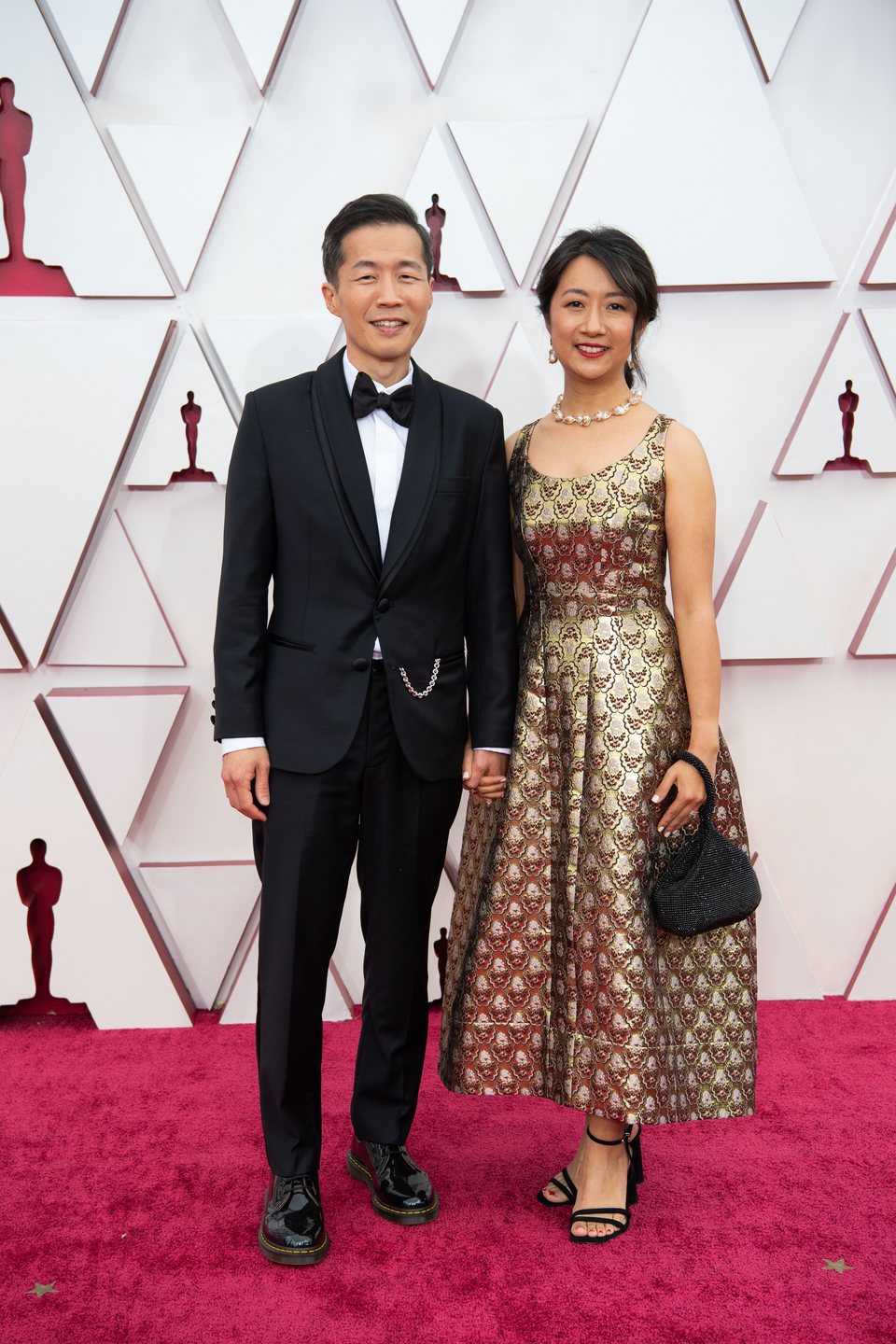 Lee Issac Chung y Valerie Chung en la alfombra roja de los Oscar 2021