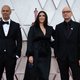 Jesse Collins, Stacy Sher y Steven Soderbergh en la alfombra roja de los Oscar 2021