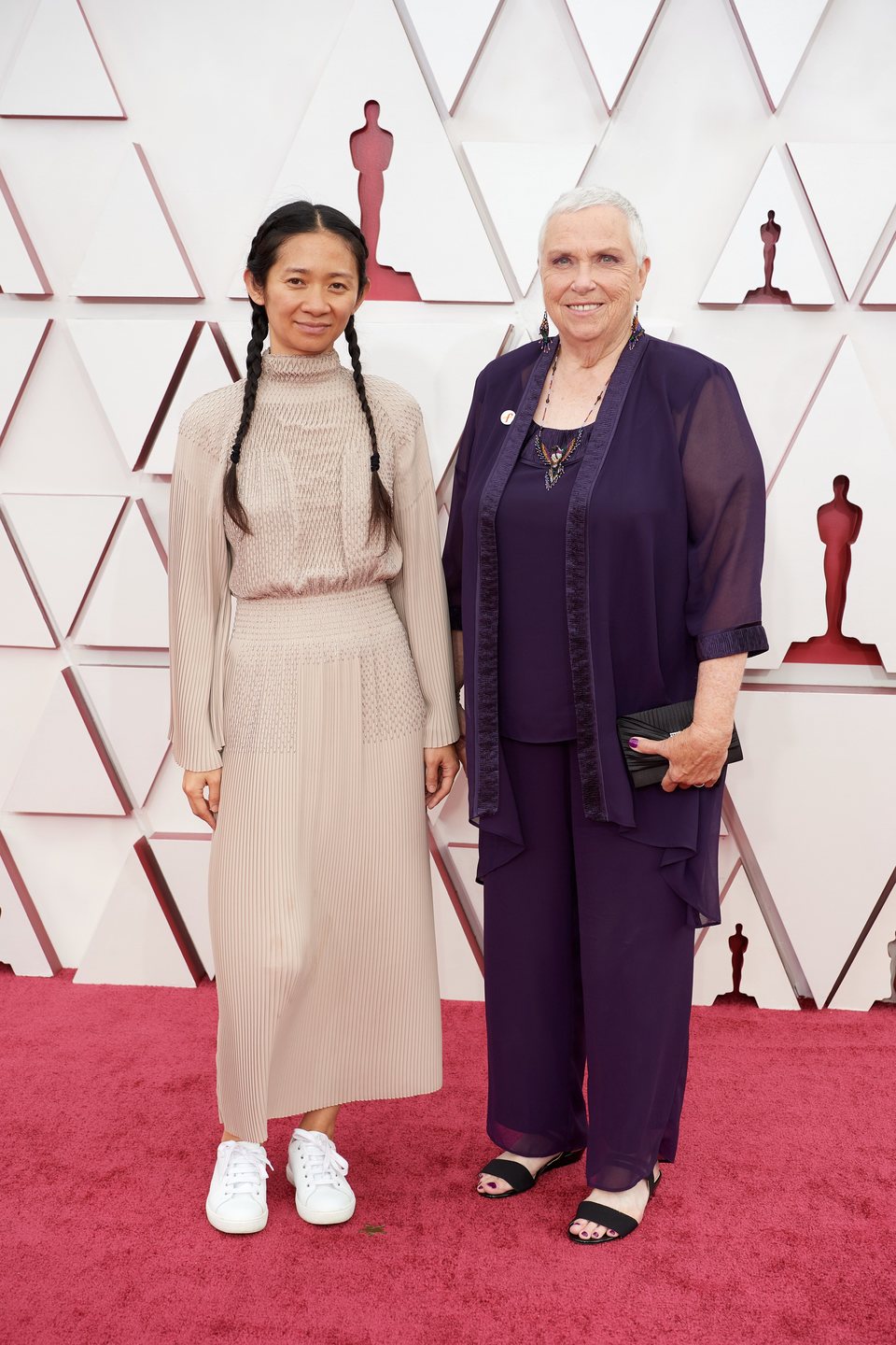 Chloé Zhao y Charlene Swankie en la alfombra roja de los Oscar 2021