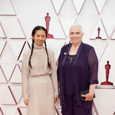 Chloé Zhao y Charlene Swankie en la alfombra roja de los Oscar 2021