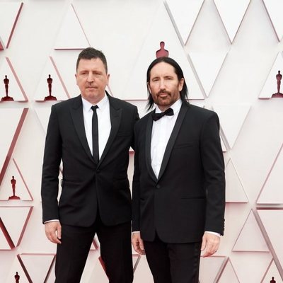 Atticus Ross y Trent Reznor en la alfombra roja de los Oscar 2021