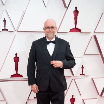 Mark Coulier en la alfombra roja de los Oscar 2021