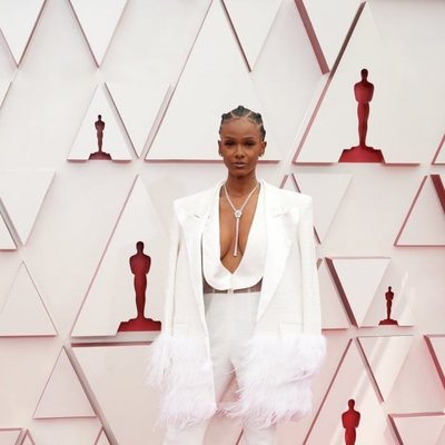 Tiara Thomas en la alfombra roja de los Oscar 2021