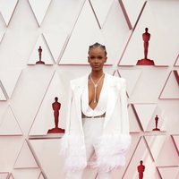 Tiara Thomas en la alfombra roja de los Oscar 2021