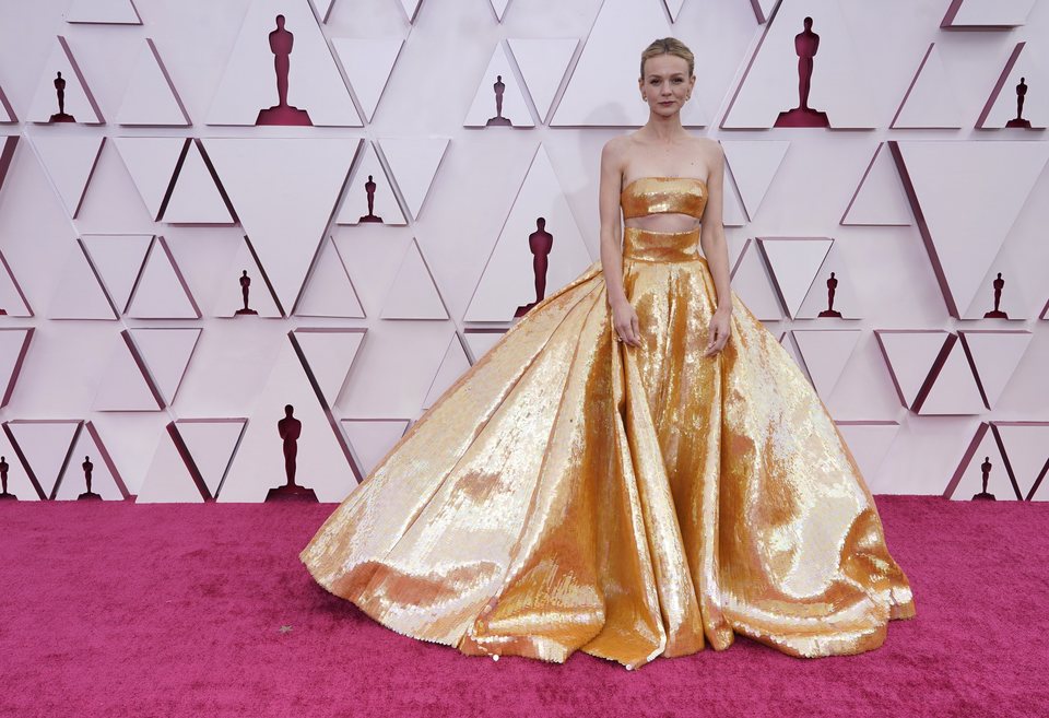 Carey Mulligan en la alfombra roja de los Oscar 2021