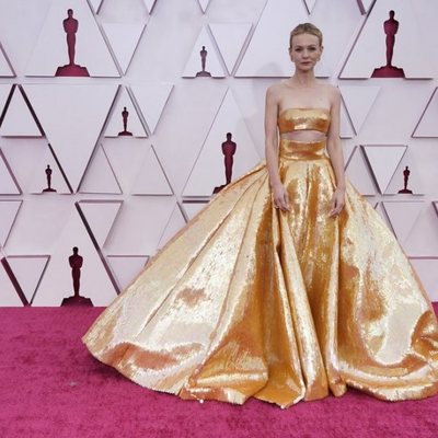 Carey Mulligan en la alfombra roja de los Oscar 2021