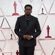 Daniel Kaluuya en la alfombra roja de los Oscar 2021