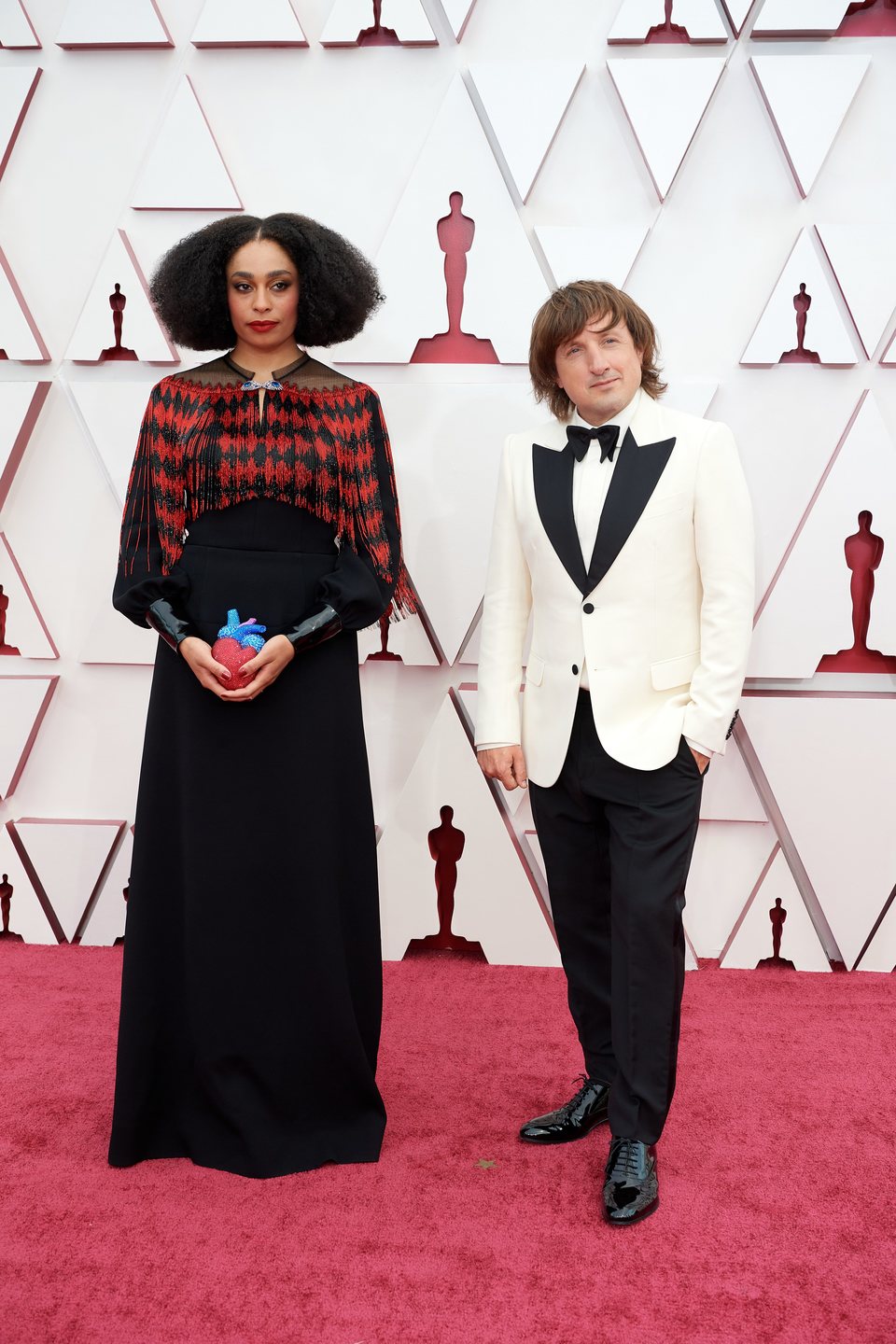 Celeste Waite y Daniel Pemberton en la alfombra roja de los Oscar 2021