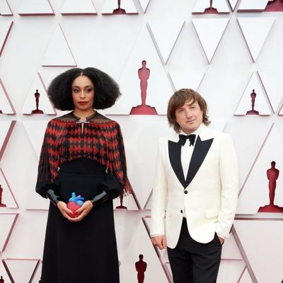 Celeste Waite y Daniel Pemberton en la alfombra roja de los Oscar 2021