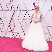 Maria Bakalova en la alfombra roja de los Oscar 2021