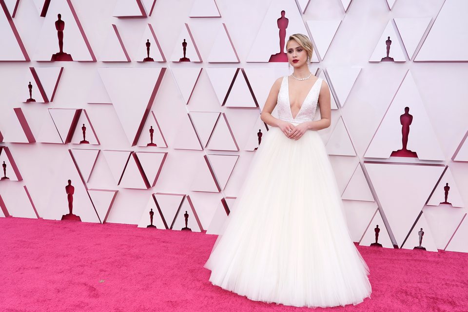 Maria Bakalova en la alfombra roja de los Oscar 2021