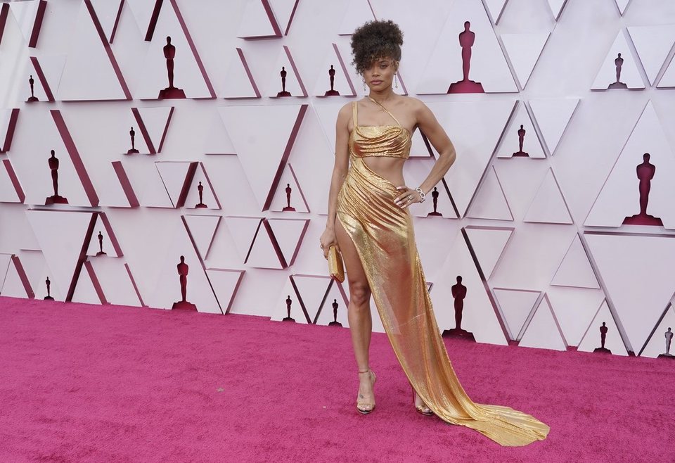 Andra Day en la alfombra roja de los Oscar 2021