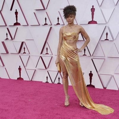 Andra Day en la alfombra roja de los Oscar 2021