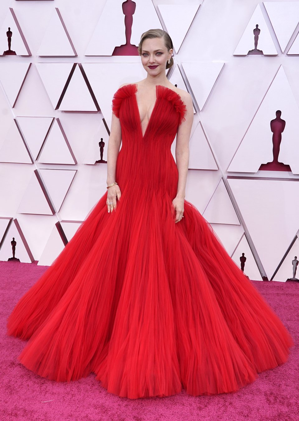 Amanda Seyfried en la alfombra roja de los Oscar 2021