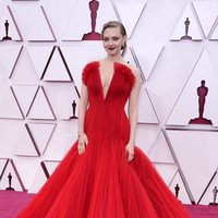 Amanda Seyfried en la alfombra roja de los Oscar 2021