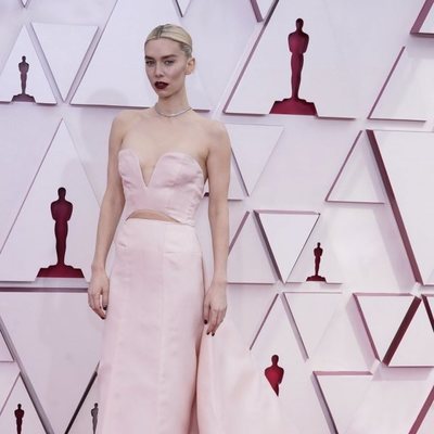 Vanessa Kirby en la alfombra roja de los Oscar 2021