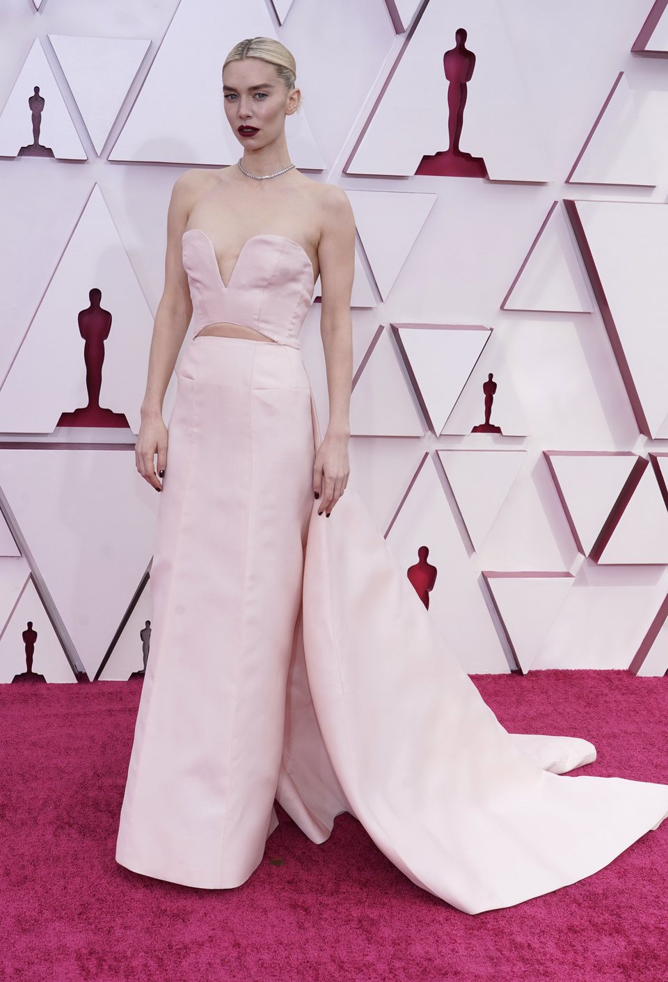 Vanessa Kirby en la alfombra roja de los Oscar 2021