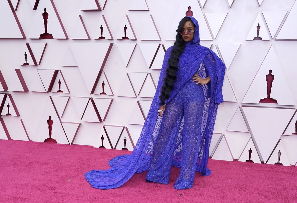 H.E.R. en la alfombra roja de los Oscar 2021