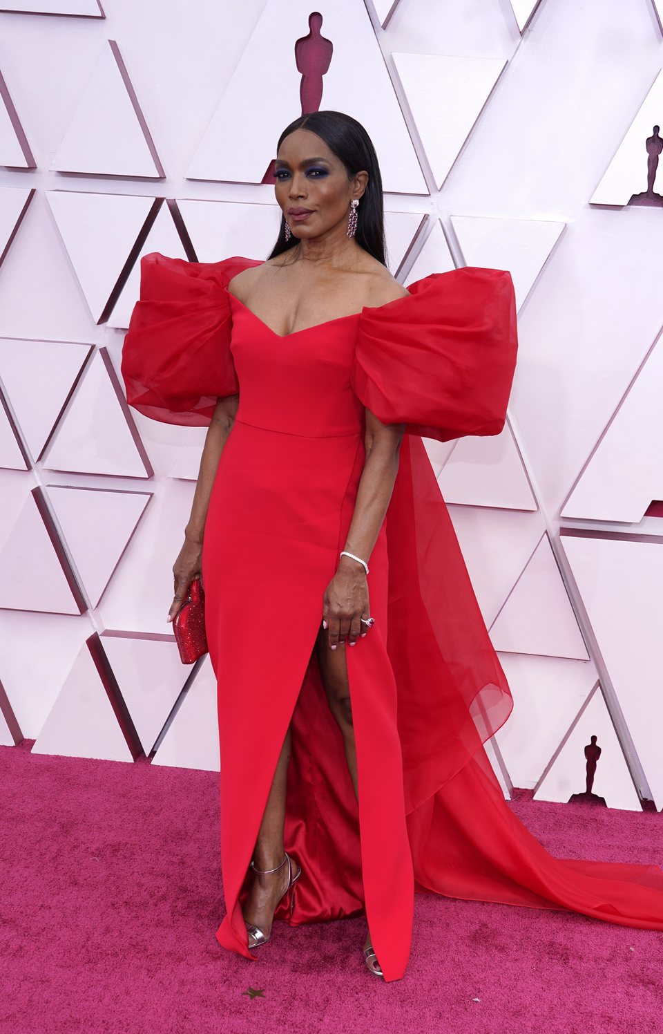 Angela Bassett en la alfombra roja de los Oscar 2021