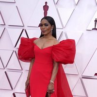 Angela Bassett en la alfombra roja de los Oscar 2021