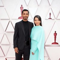 Riz Ahmed y Fatima Farheen Mirzaen la alfombra roja de los Oscar 2021