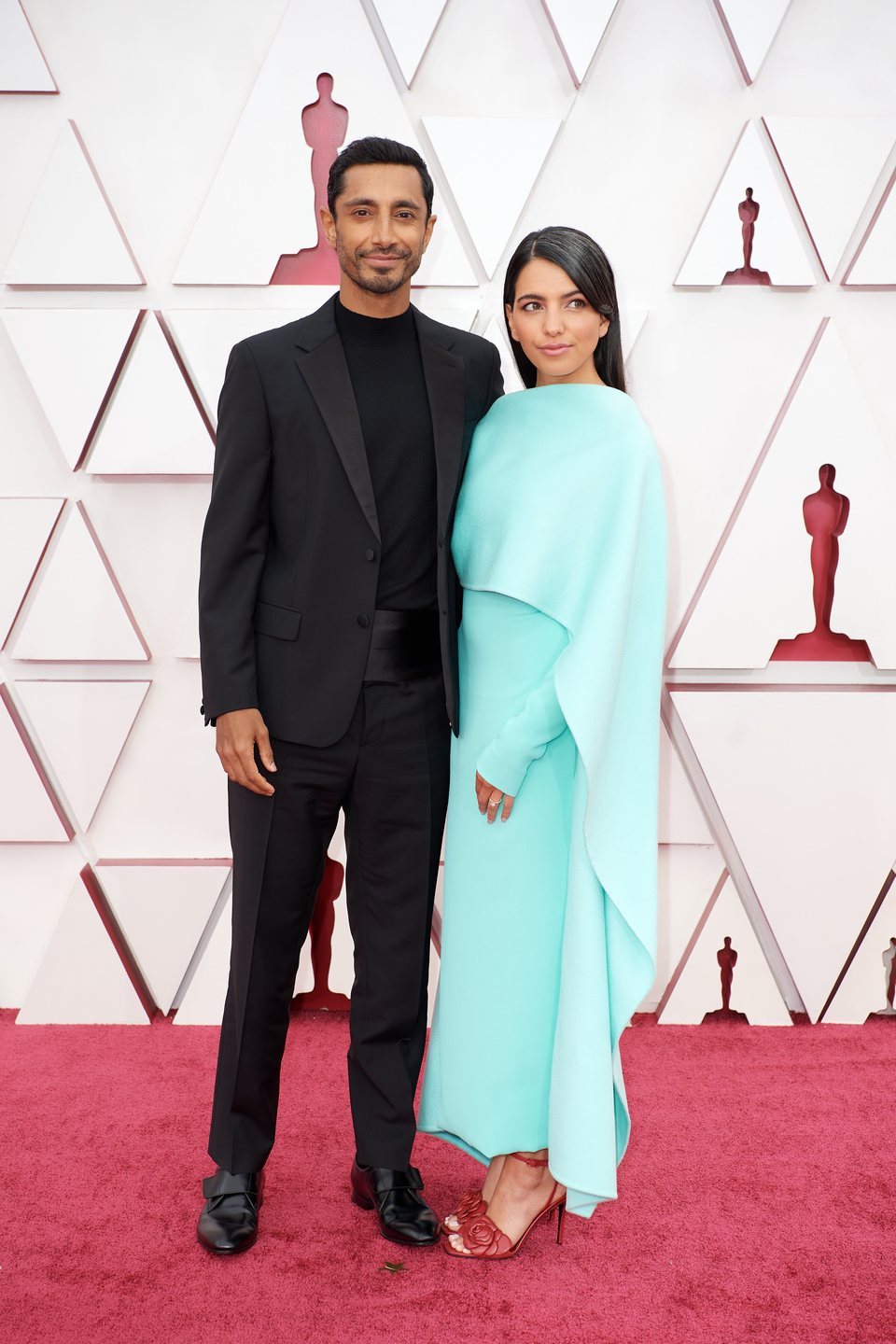 Riz Ahmed y Fatima Farheen Mirzaen la alfombra roja de los Oscar 2021