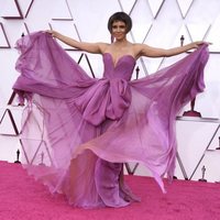 Halle Berry en la alfombra roja de los Oscar 2021