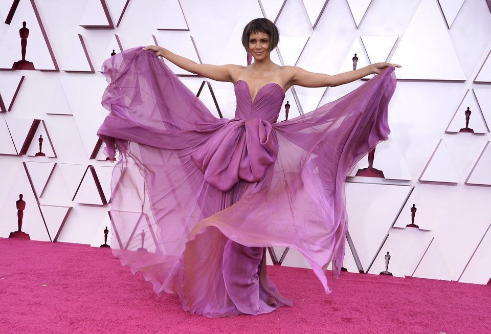 Halle Berry en la alfombra roja de los Oscar 2021