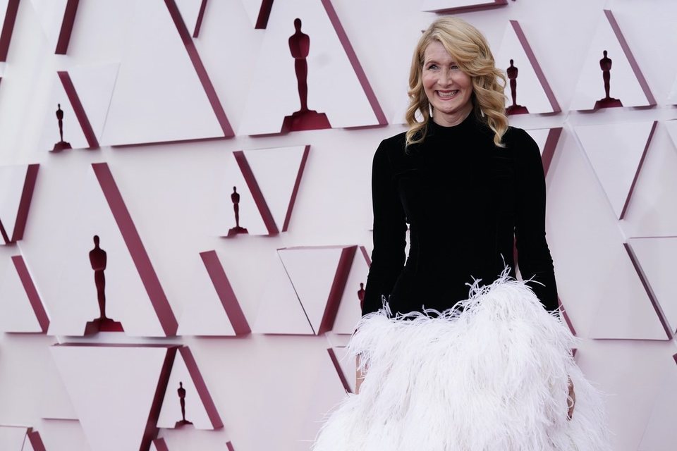 Laura Dern en la alfombra roja de los Oscar 2021