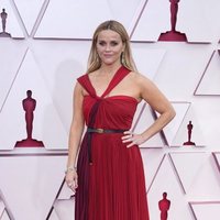 Reese Witherspoon  en la alfombra roja de los Oscar 2021