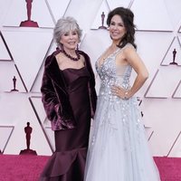 Rita Moreno y Fernanda Luisa Gordon en la alfombra roja de los Oscar 2021