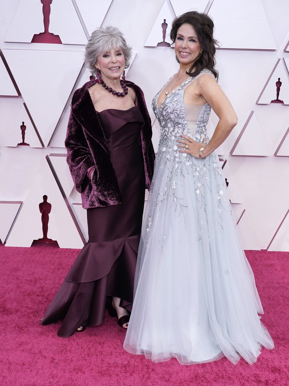 Rita Moreno y Fernanda Luisa Gordon en la alfombra roja de los Oscar 2021