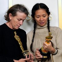 Frances McDormand y Chloé Zhao ganadoras del Oscar 2021 a la Mejor Película por 'Nomadland'