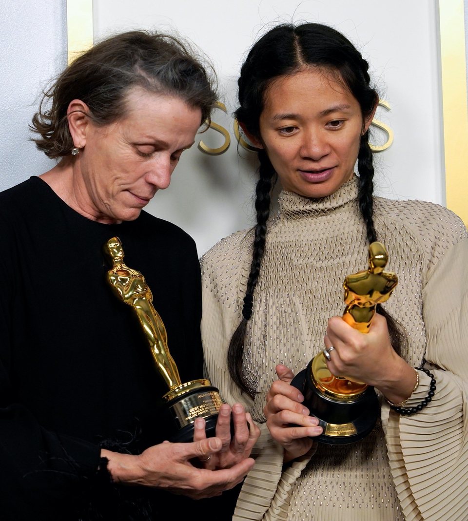 Frances McDormand y Chloé Zhao ganadoras del Oscar 2021 a la Mejor Película por 'Nomadland'