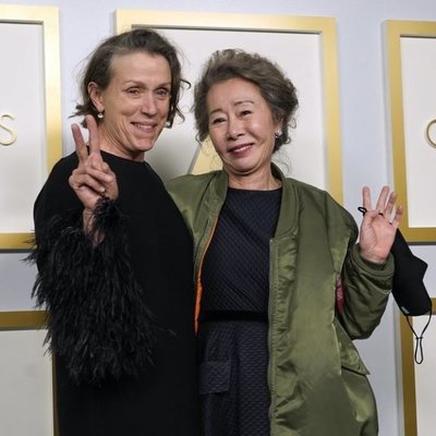 Frances McDormand y Yuh-Jung Youn ganadoras del Oscar 2021 a la Mejor Actriz y Mejor Actriz Secundaria